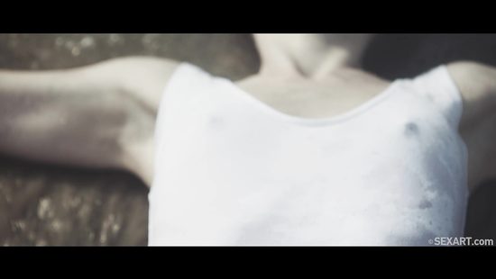 Освежившись утром в океане чувственная брюнетка чпокнулась с любимым