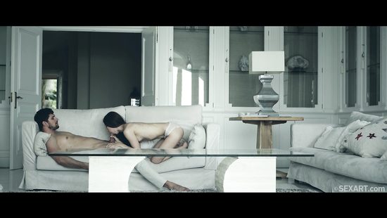 Освежившись утром в океане чувственная брюнетка чпокнулась с любимым