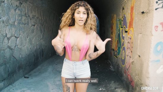 Солдат в самоволке отжарил на улице грудастую латинку