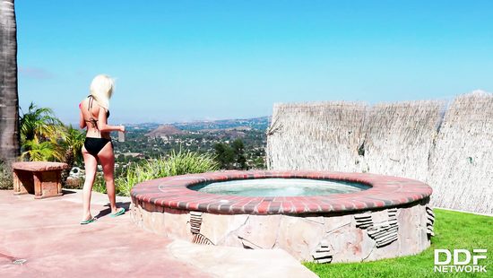 Возле бассейна тонкая блондинка доставляет себе сольное наслаждение