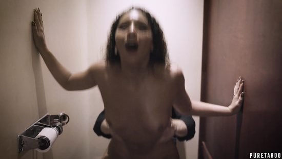 Дала официанту в общественном туалете, а потом и мужу в спальне