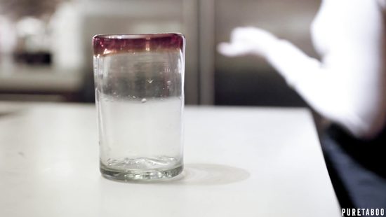 Няню хозяин застукал за мастурбацией и в наказание кончил в манду