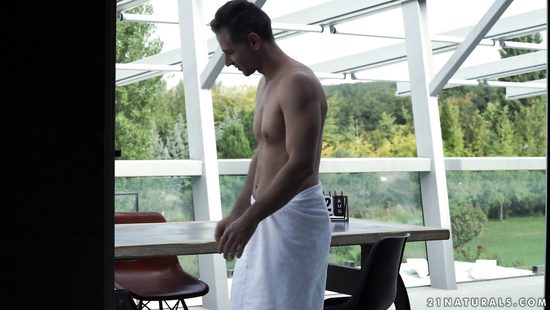 Подарила любимому попку и кайфанула от анального секса