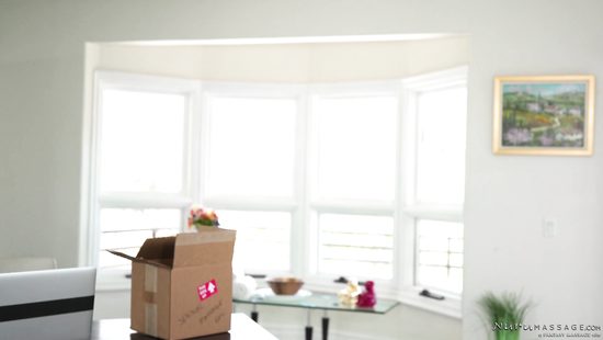 Устроил сексуальной мачехе сюрприз придя к ней на NURU массаж