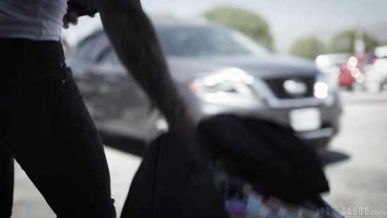 Приехал домой и вместе с отцом оттрахал совершеннолетнюю падчерицу