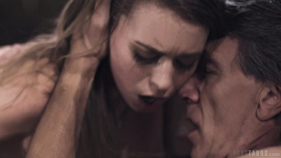 Приехал домой и вместе с отцом оттрахал совершеннолетнюю падчерицу