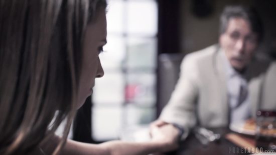 Приехал домой и вместе с отцом оттрахал совершеннолетнюю падчерицу