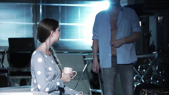 Чпокнул возбуждённую красавицу жену и накормил своей спермой