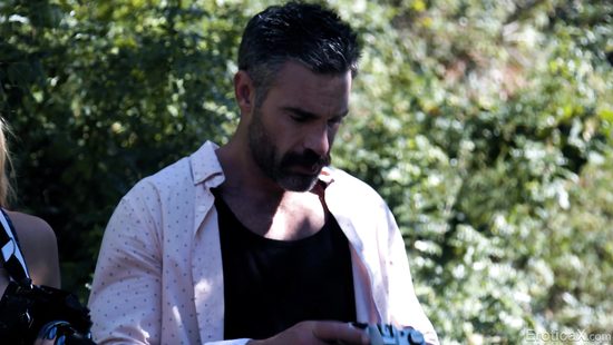 Профессиональный фотограф чпокнул красивую грудастую помощницу