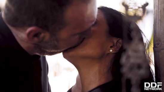 Покорная латинка послушно раздвигает булки перед строгим хозяином