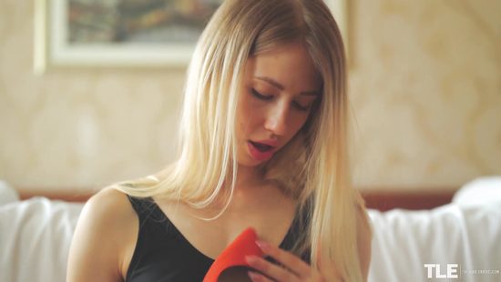 Белорусская красотка возбуждается при виде своей обуви на каблуках