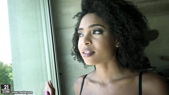 Очаровательная негритянка любит сосать и трахается только в попку