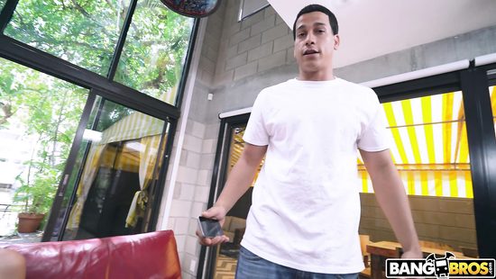 Красавица блондинка трахнулась на камеру с темнокожим чуваком