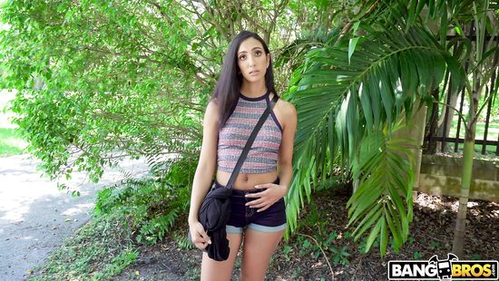 В Майами лысый пикапер быстро развёл на секс в машине роскошную латинку