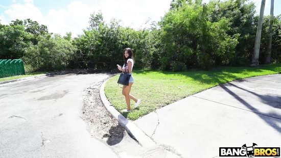 Совершеннолетняя латинка не отказалась от секса в машине с пикапером