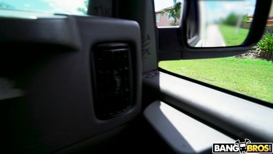 19 летняя брюнетка за деньги дала пикаперу в автобусе