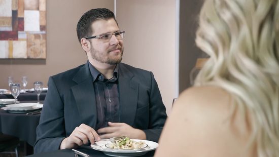 Неуклюжий официант утолил страсть к анальному сексу замужней клиентки