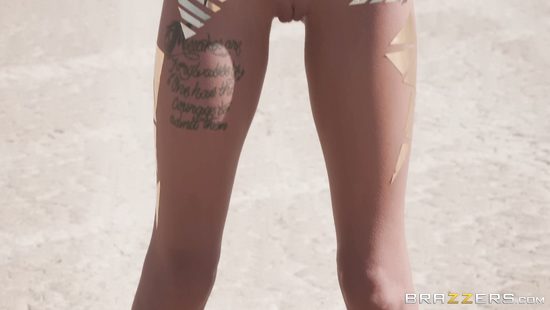 В пустыне перед путником появилась обнажённая татуированная нимфа