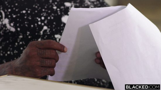 Исполнительный директор большими сиськами соблазнила мускулистого негра