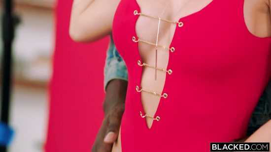 После фотосессии негр здоровым членом отпорол грудастую модель