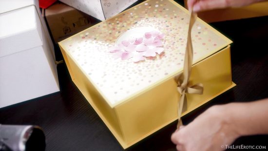 Платиновая блонда дрочит лысую киску на камеру для своего поклонника