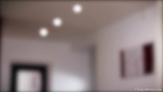 Платиновая блонда дрочит лысую киску на камеру для своего поклонника