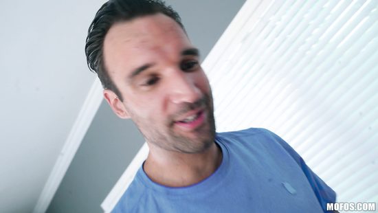 Удивил игривую тёлку большим членом и предложил взять в рот