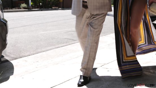 Пока муж решает вопросы, горячая жена делает риелтору классный фут фетиш