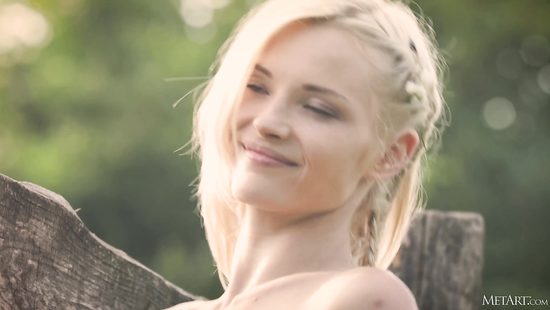 Городская девушка в деревне почувствовала единение с природой