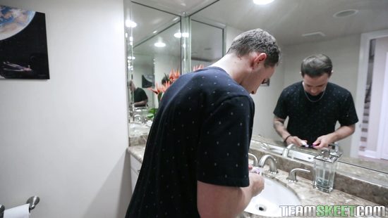 За оставленные по всему дому рыжие волосы пацан отпорол неряшливую соседку