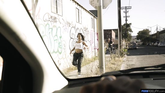 Детектив догнал преступницу на заброшенном складе и засадил ей