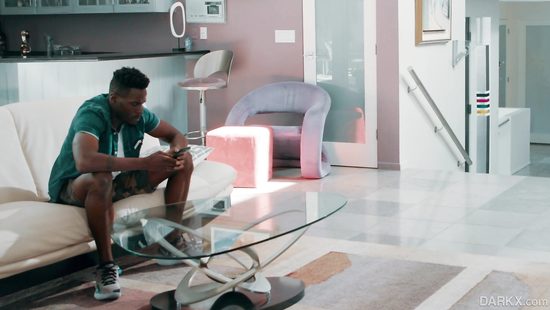 Бразильянка добралась до чёрного члена своего нового соседа