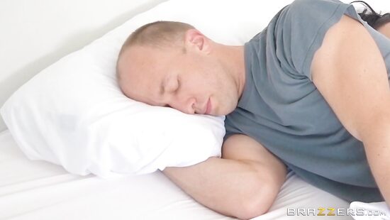 Сосед по коммуналке делает массаж и трахает чужую жену пока муж спит рядом