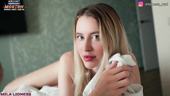 Тебя не смущает, что я без трусов тут, алё?!