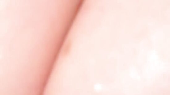 маленькая сучка получает сперму в киску