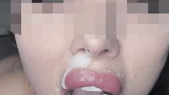 Играет со спермой во рту