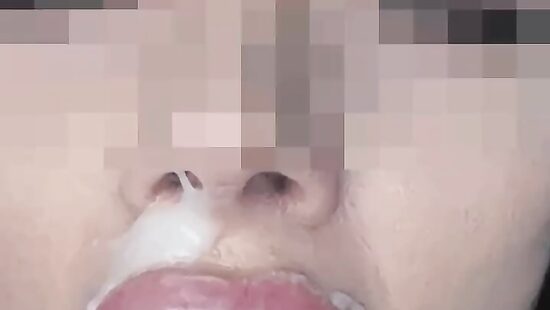 Играет со спермой во рту