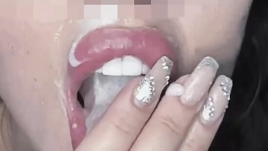 Играет со спермой во рту