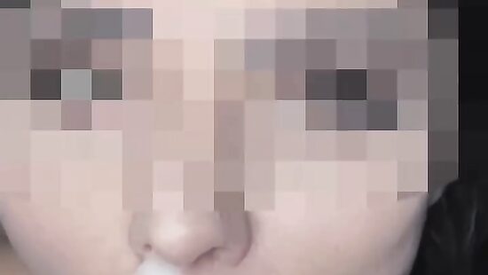 Играет со спермой во рту