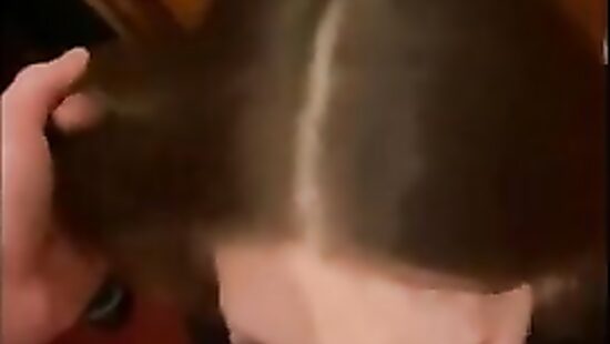 Послушная  сладко полирует хуй на коленях и становится рачком