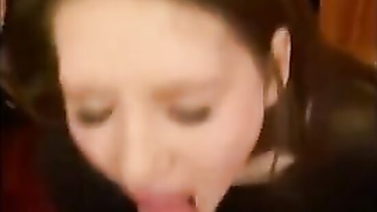 Послушная  сладко полирует хуй на коленях и становится рачком