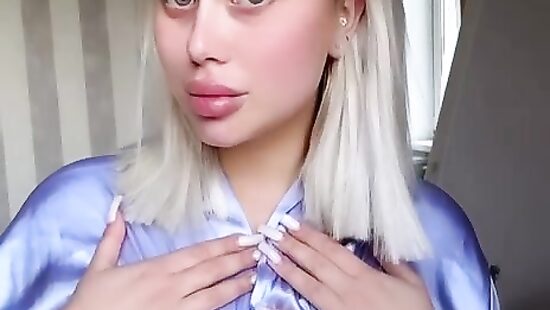 Трясу своими сисечками))