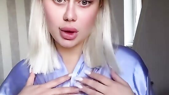 Трясу своими сисечками))