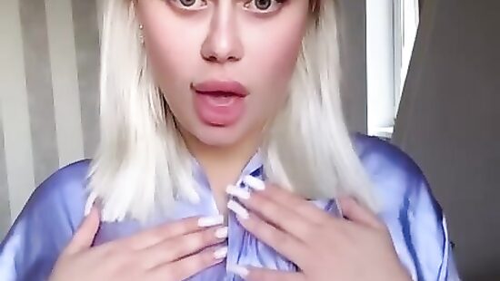 Трясу своими сисечками))