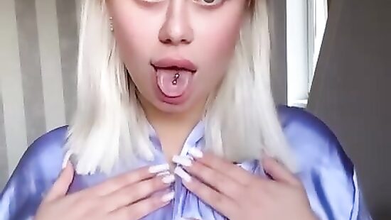 Трясу своими сисечками))