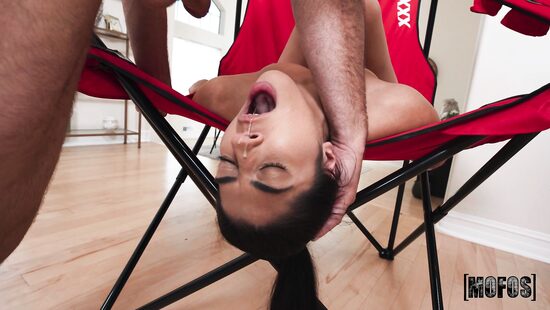 Не походное кресло, а трон для секса