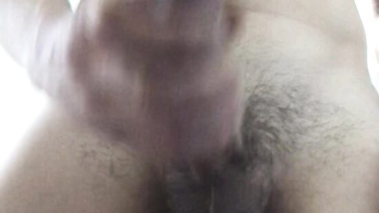 Молодой парень обильно кончает.