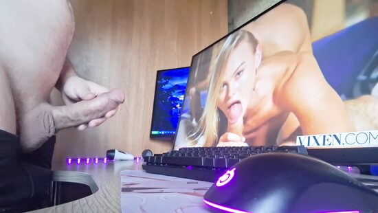 Дрочка за просмотром порно с Nancy A