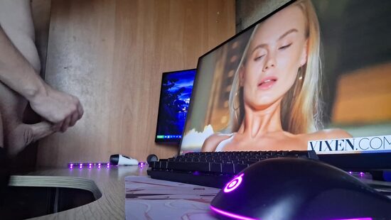 Дрочка за просмотром порно с Nancy A