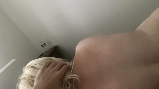 Украинка красиво делает минет